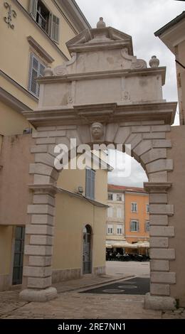 Das Stadttor, Balbi`s Arch (diese Version wurde 1679 erbaut), Eingangstor zur Altstadt, Rovinj (Kroatisch: Rǒʋiːɲ; Italienisch: Rovigno), Kvarner, Kroatien Stockfoto